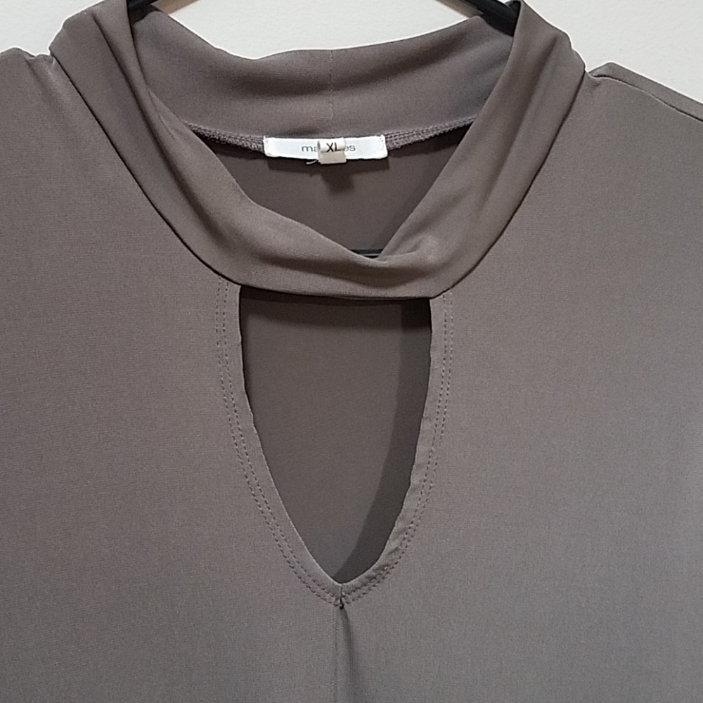 Shift Keyhole Dress - Picture 3 of 3